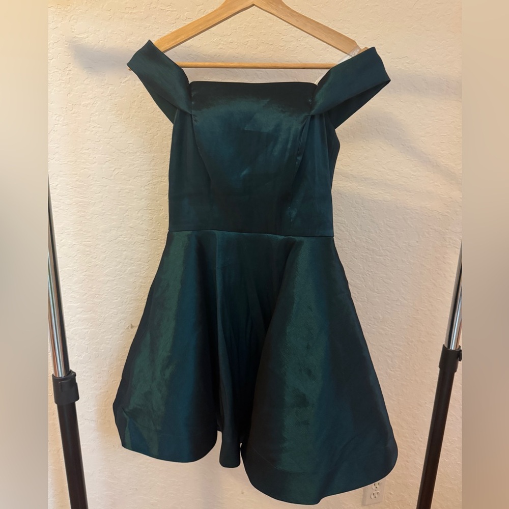 Juniors Crystal Doll dress w/ pockets Juniors M, in great condition use for prom